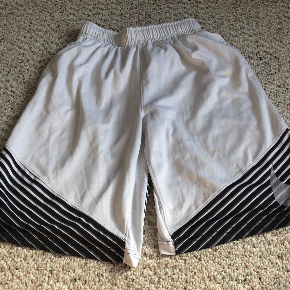 Youth white nike shorts in great condition size large
